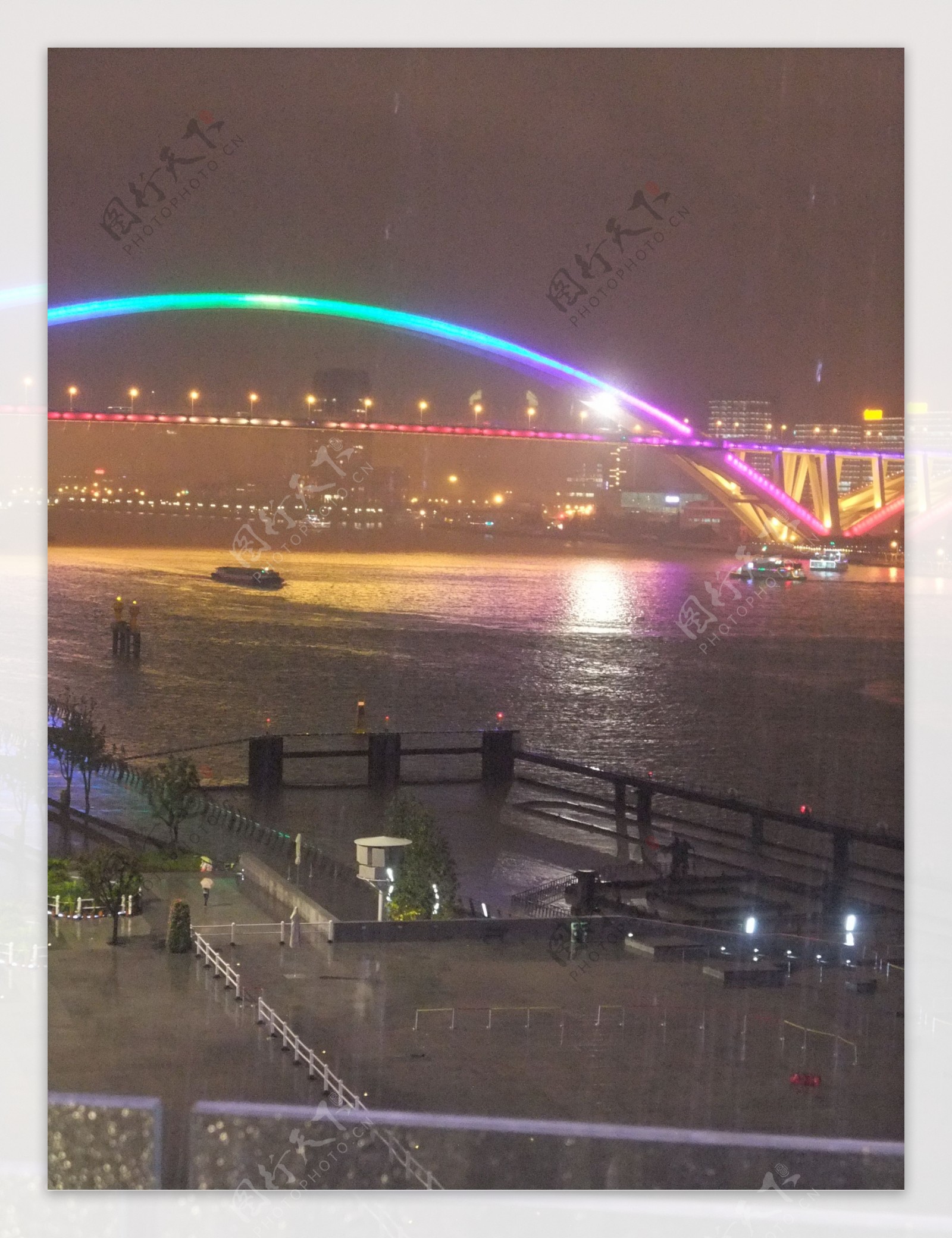 上海世博会黄浦江夜景图片