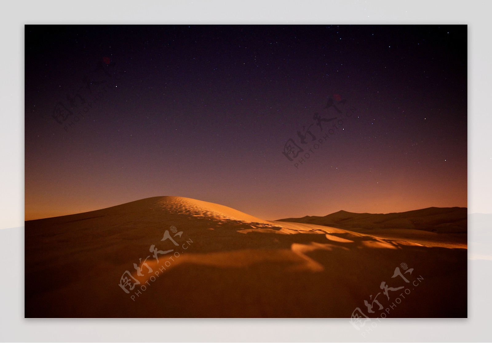 夕阳落日下美丽独特的沙漠风景图片 -桌面天下（Desktx.com）