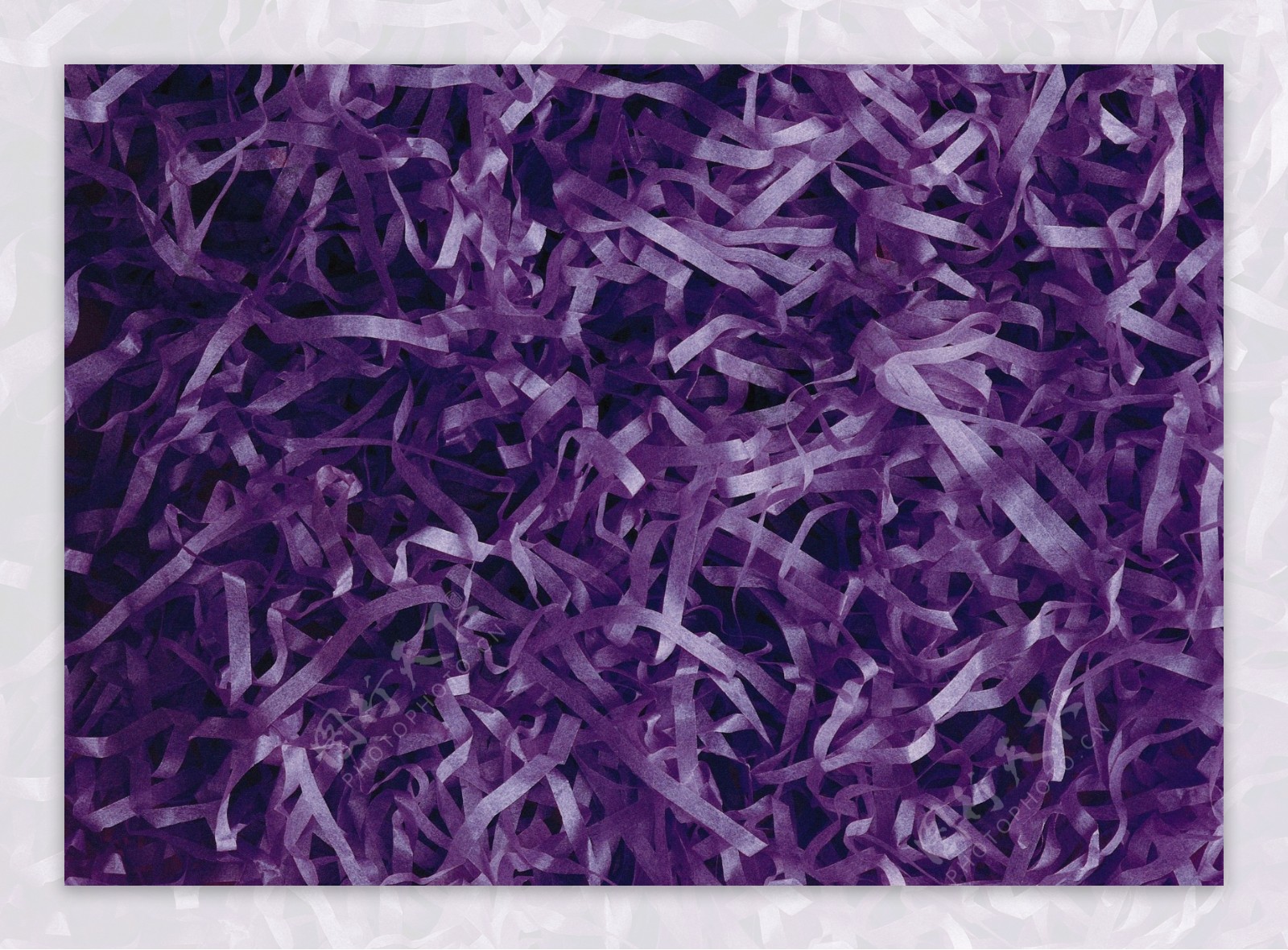 紫色的碎纸条背景图