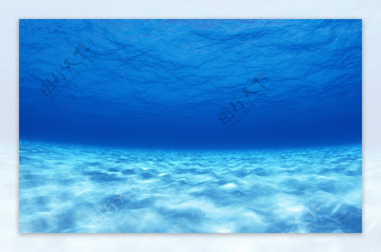 深蓝色的海洋水