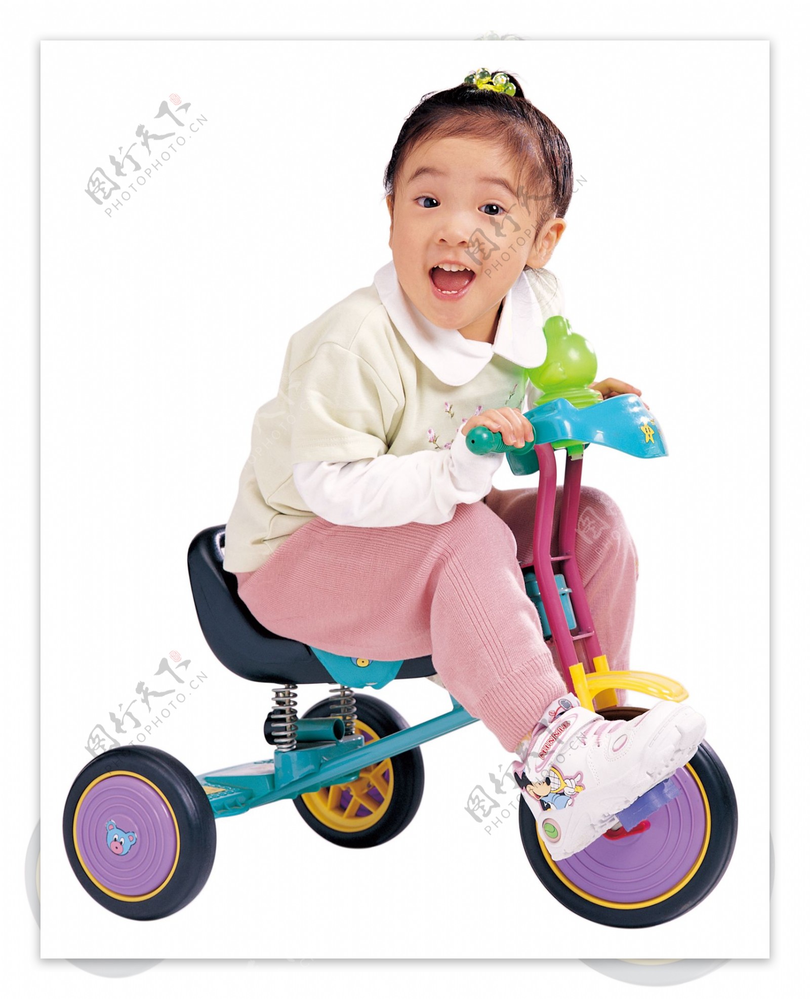 小女孩微笑骑童车图片