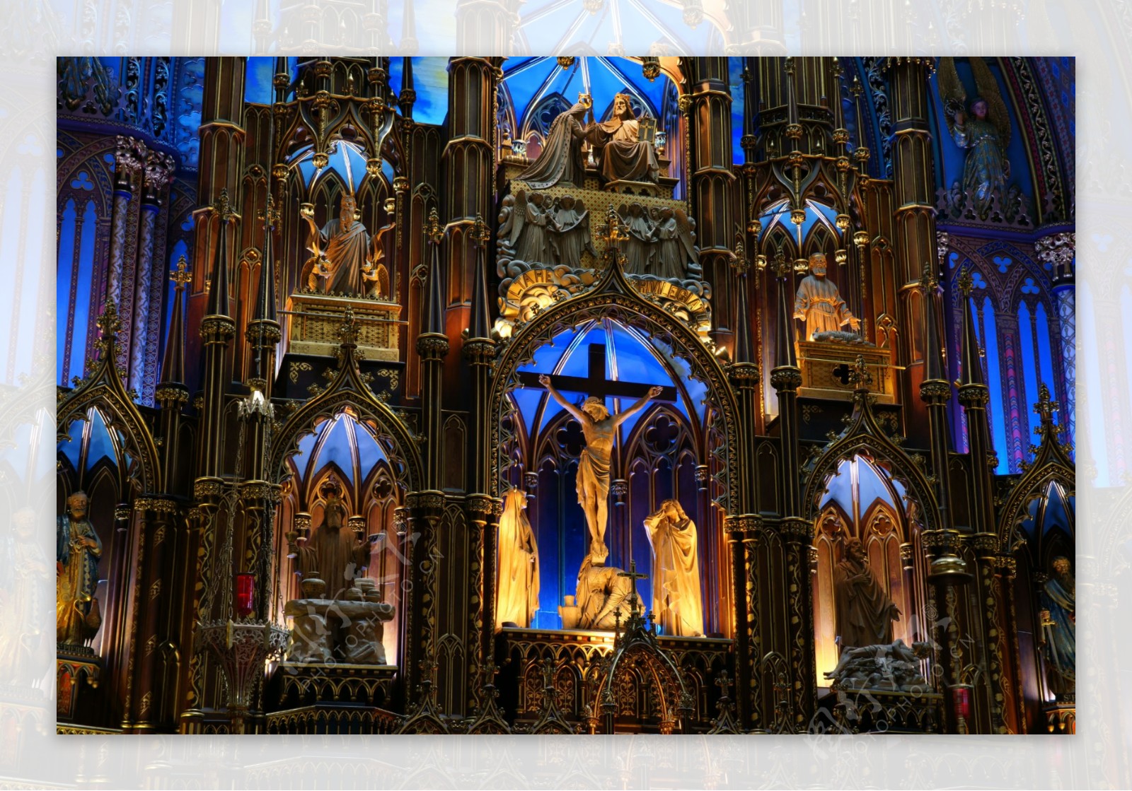 蒙特利尔圣母大教堂内景受难的耶稣雕塑图片