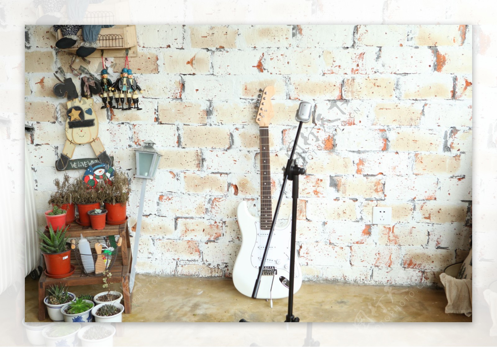 砖墙背景与吉他摄影