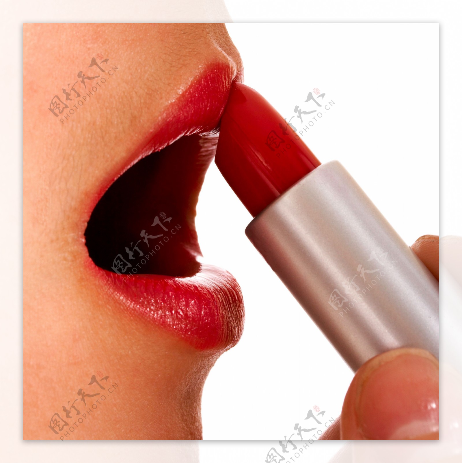 红色的唇膏在嘴唇上的应用