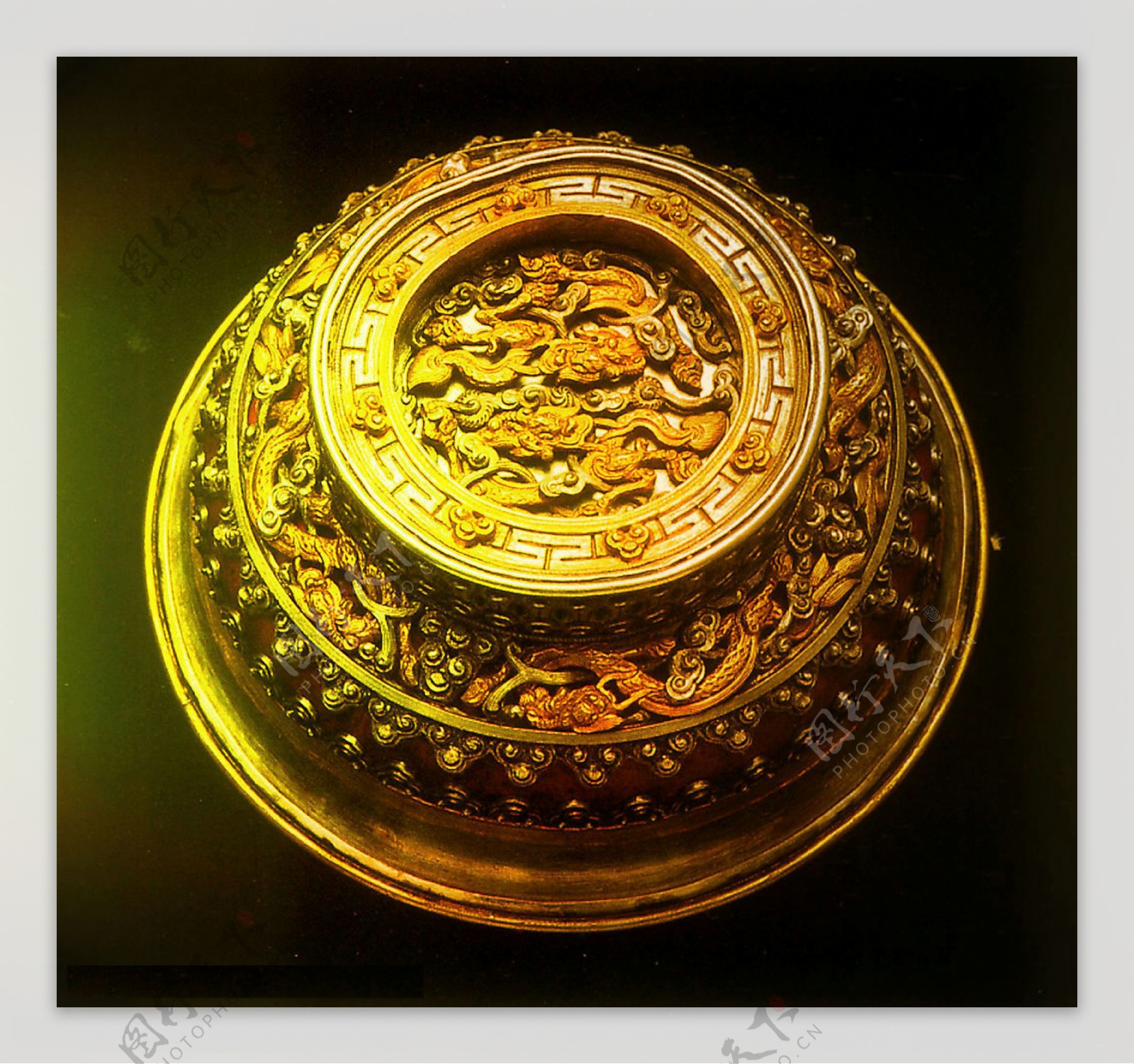 高清中国风素材金色龙纹樽