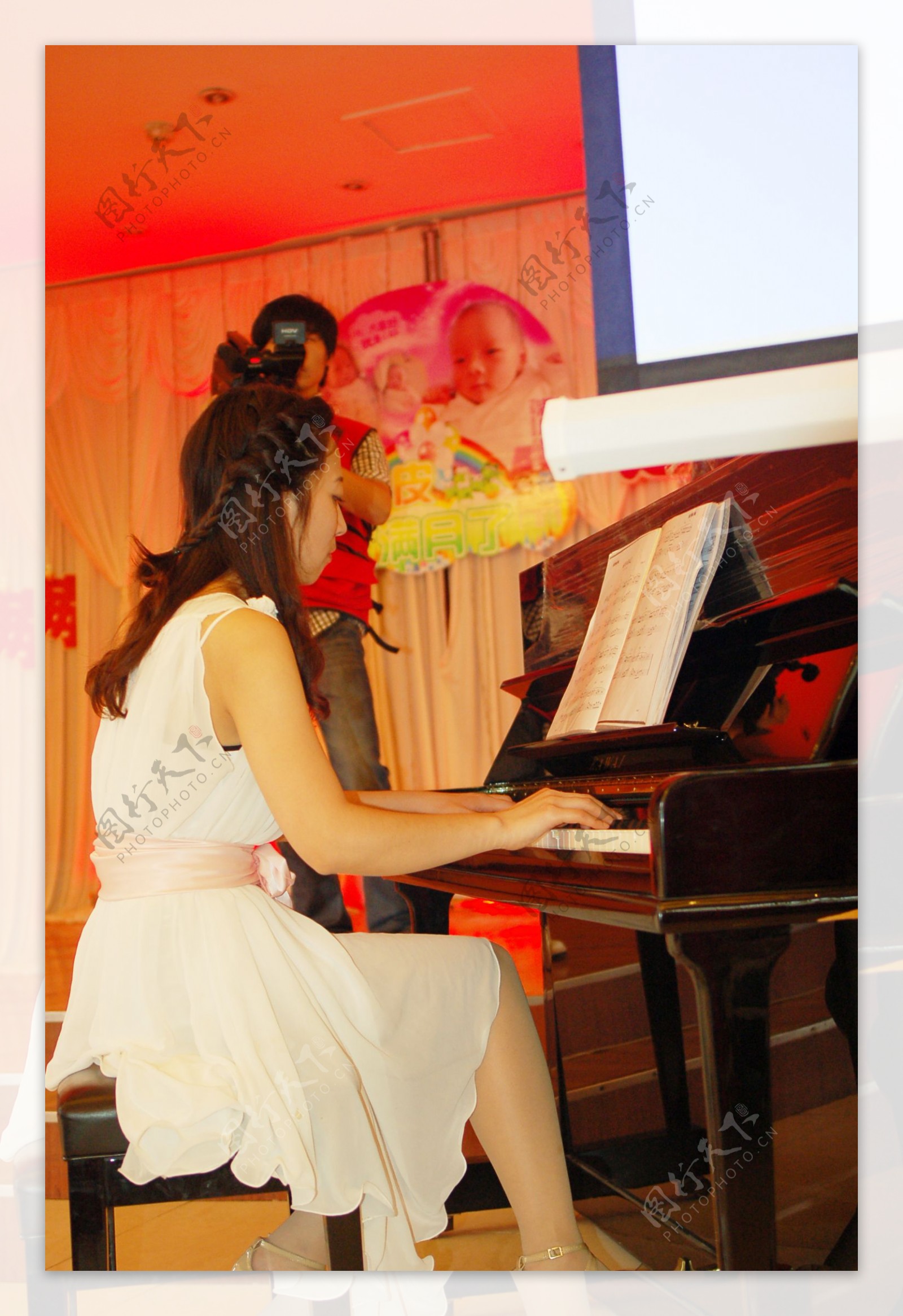 弹钢琴的美女老师图片