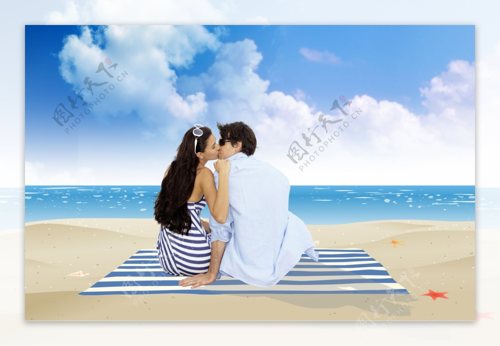 坐在海边沙滩上的情侣