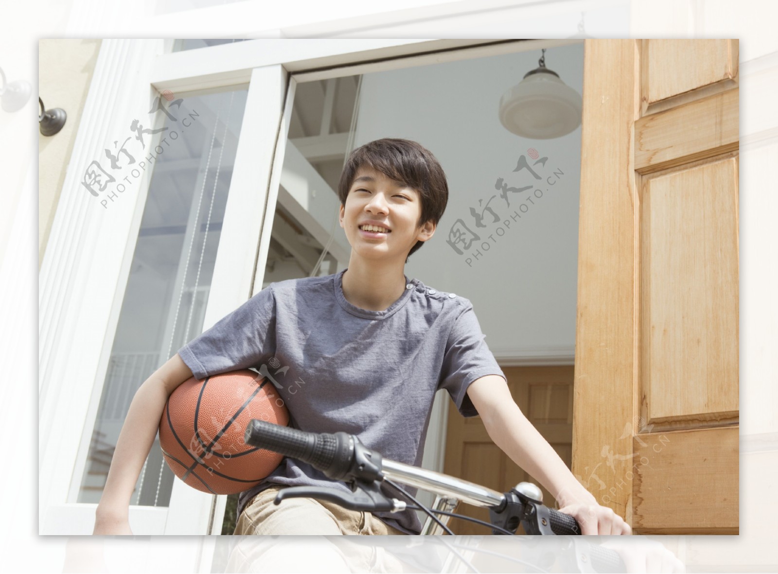 骑自行车的少年篮球少年图片