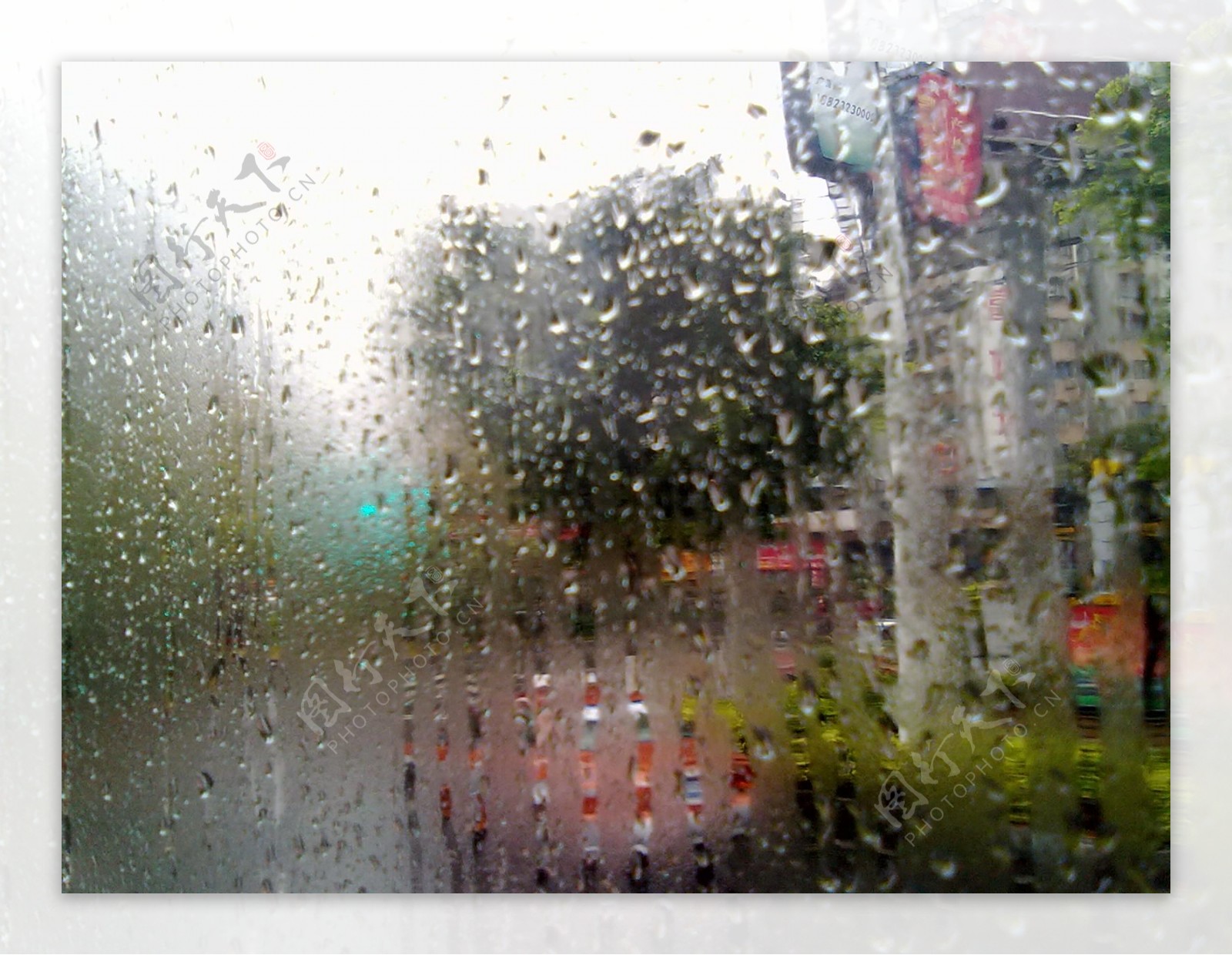 车窗水滴图片