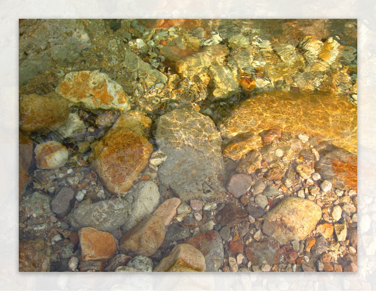 透明溪水石头小溪