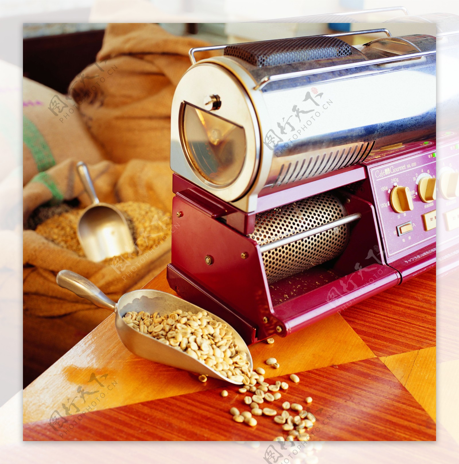 米色咖啡豆机械咖啡研磨机咖啡制作流程
