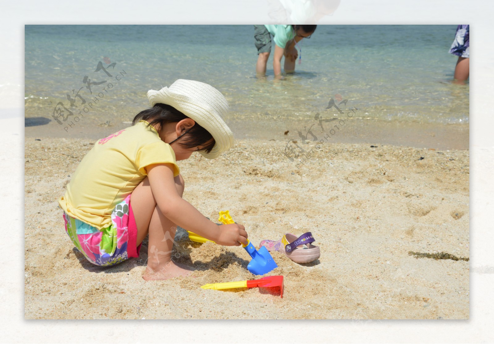 海滩儿童玩沙图片