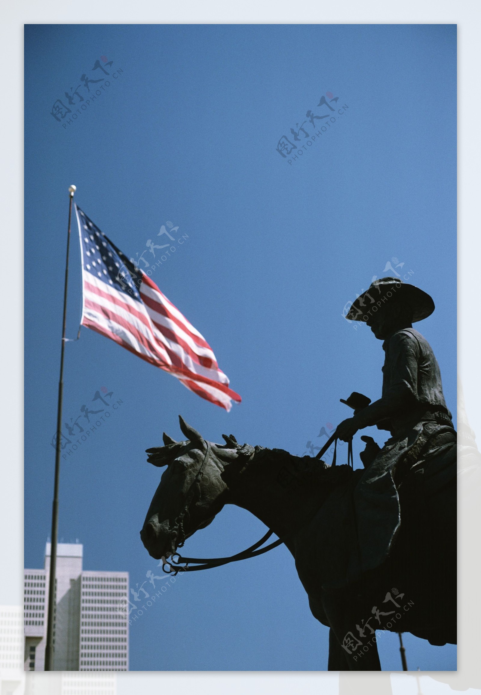 广场骑马的将军铜像图片