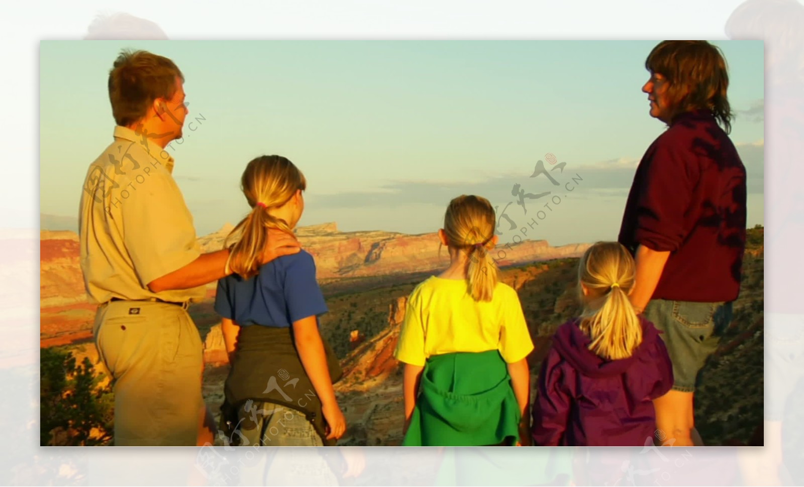 家庭欣赏夕阳在国会礁国家公园的股票视频视频免费下载