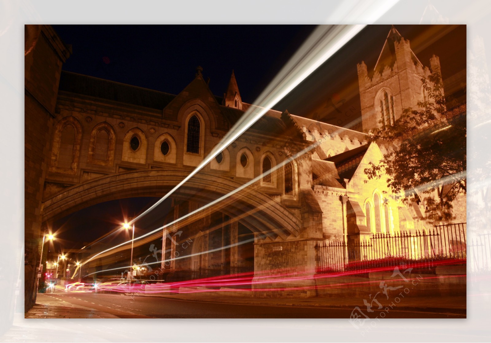 在都柏林的夜间交通大教堂