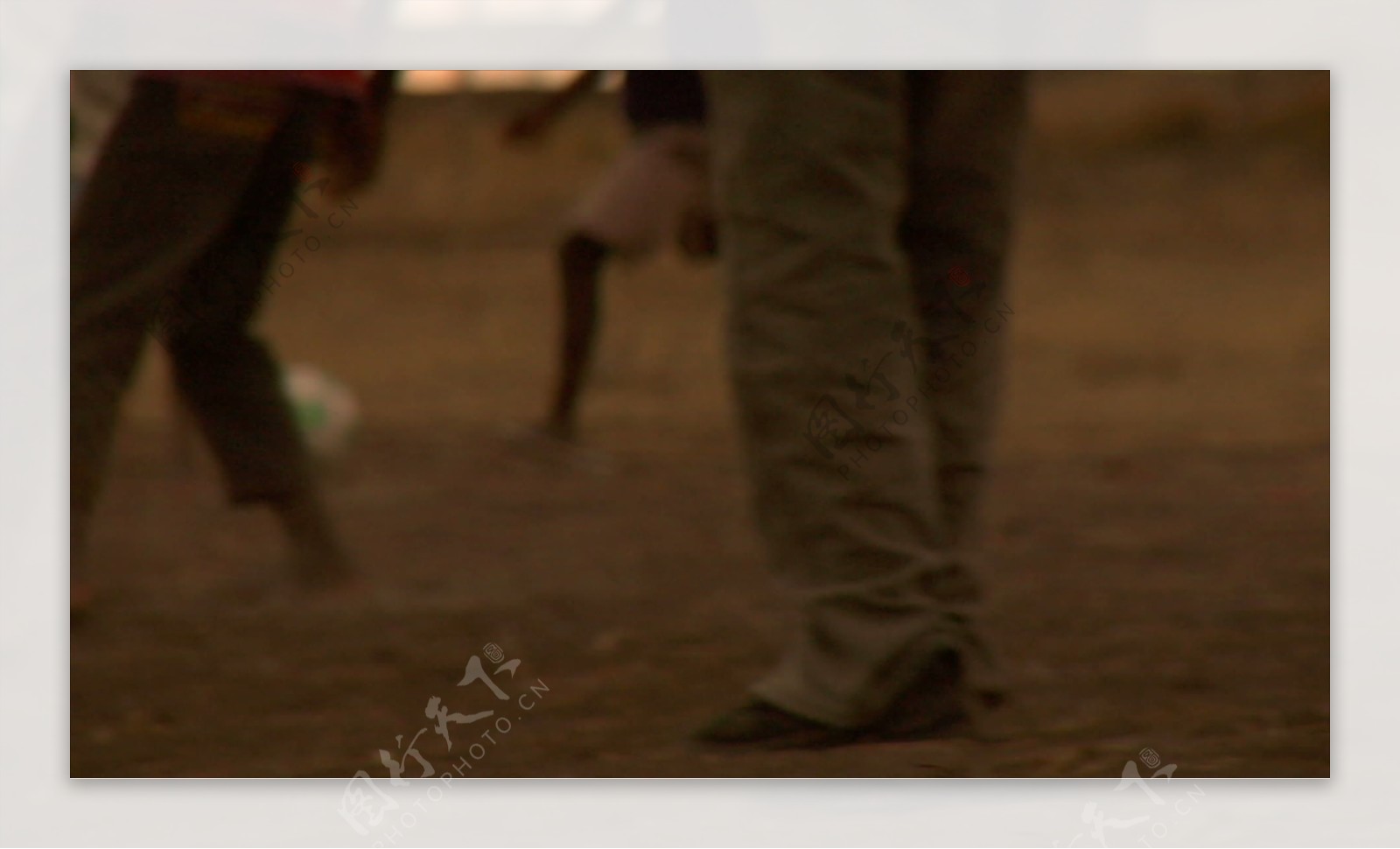 在非洲13的股票的视频片段孩子们玩足球组