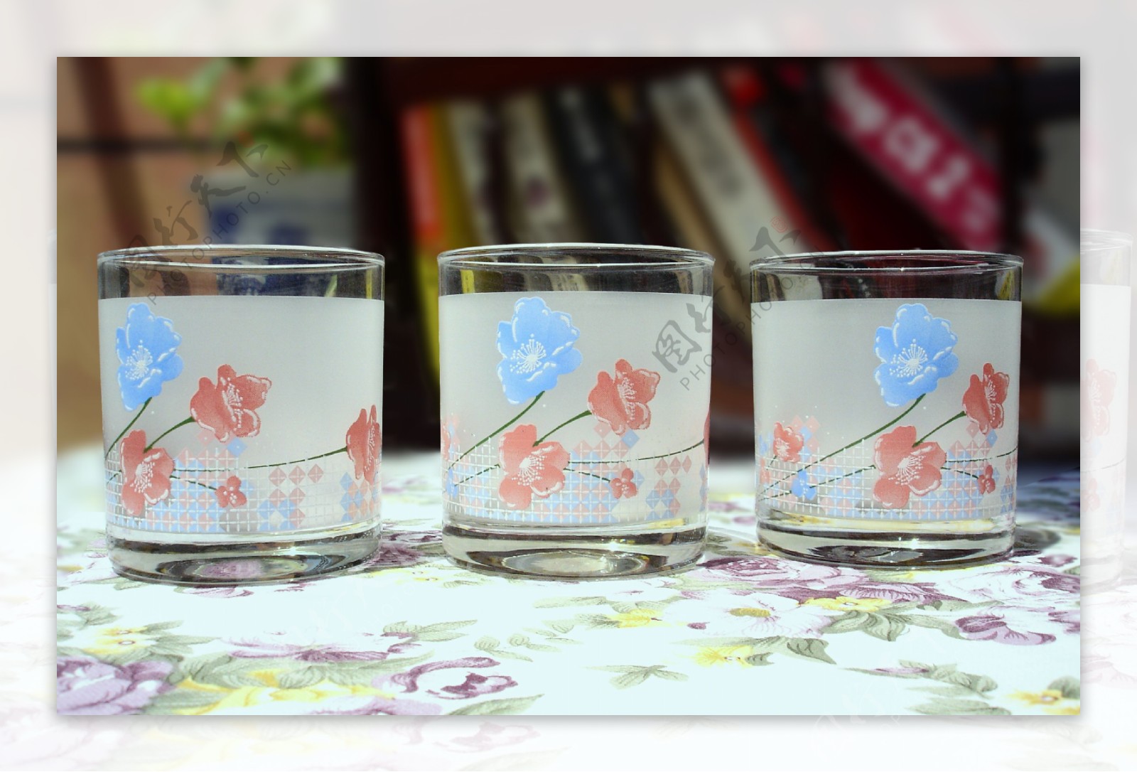 三个红花玻璃杯图片
