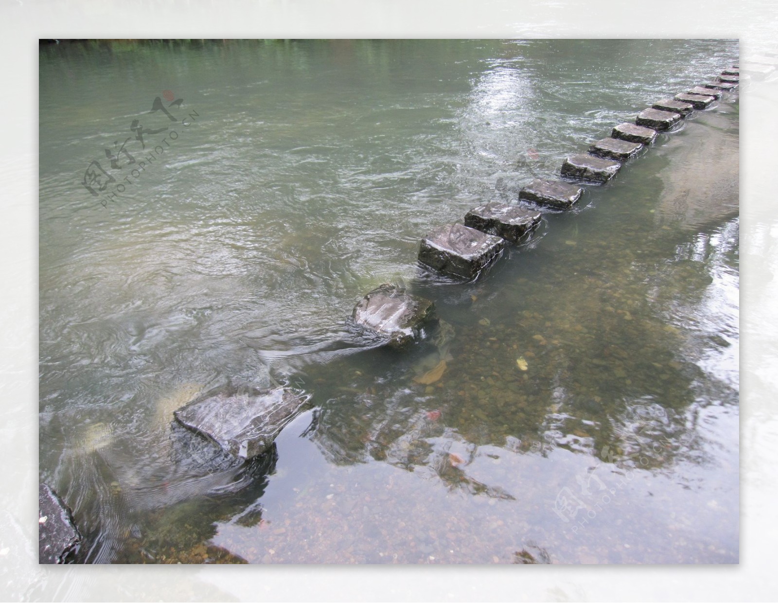 在桂林黄姚旅游区内有一条很小的小河铺着一条小小的石路
