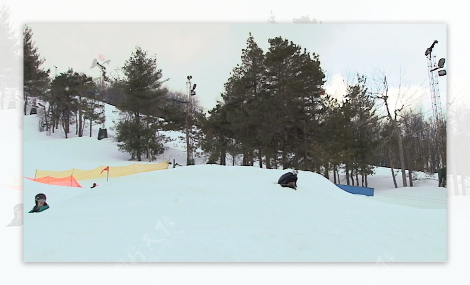 翱翔在天空下滑雪跳跃股票视频