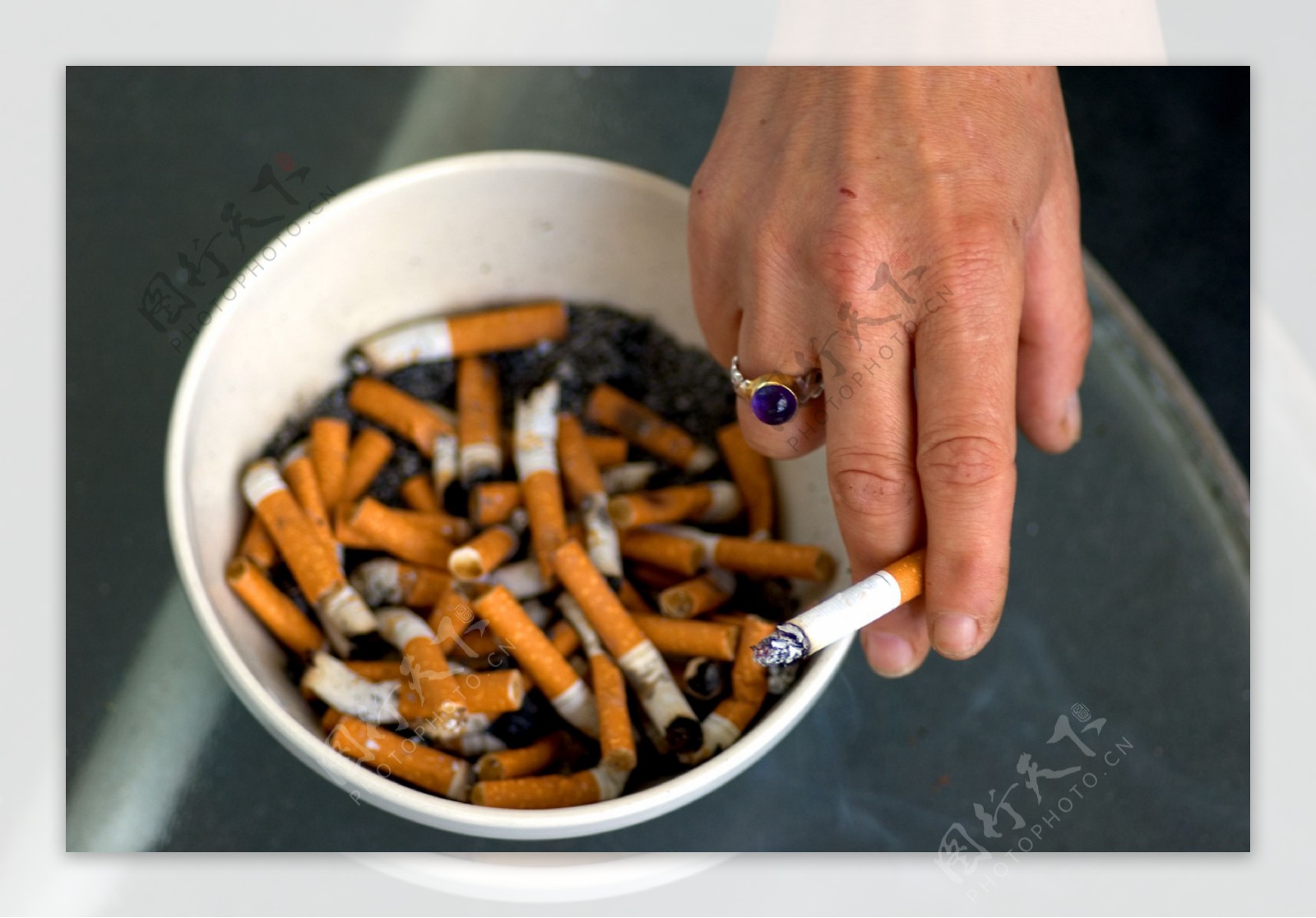 香烟迷绕火柴火机几根烟一盒烟烟头一排烟烟灰缸