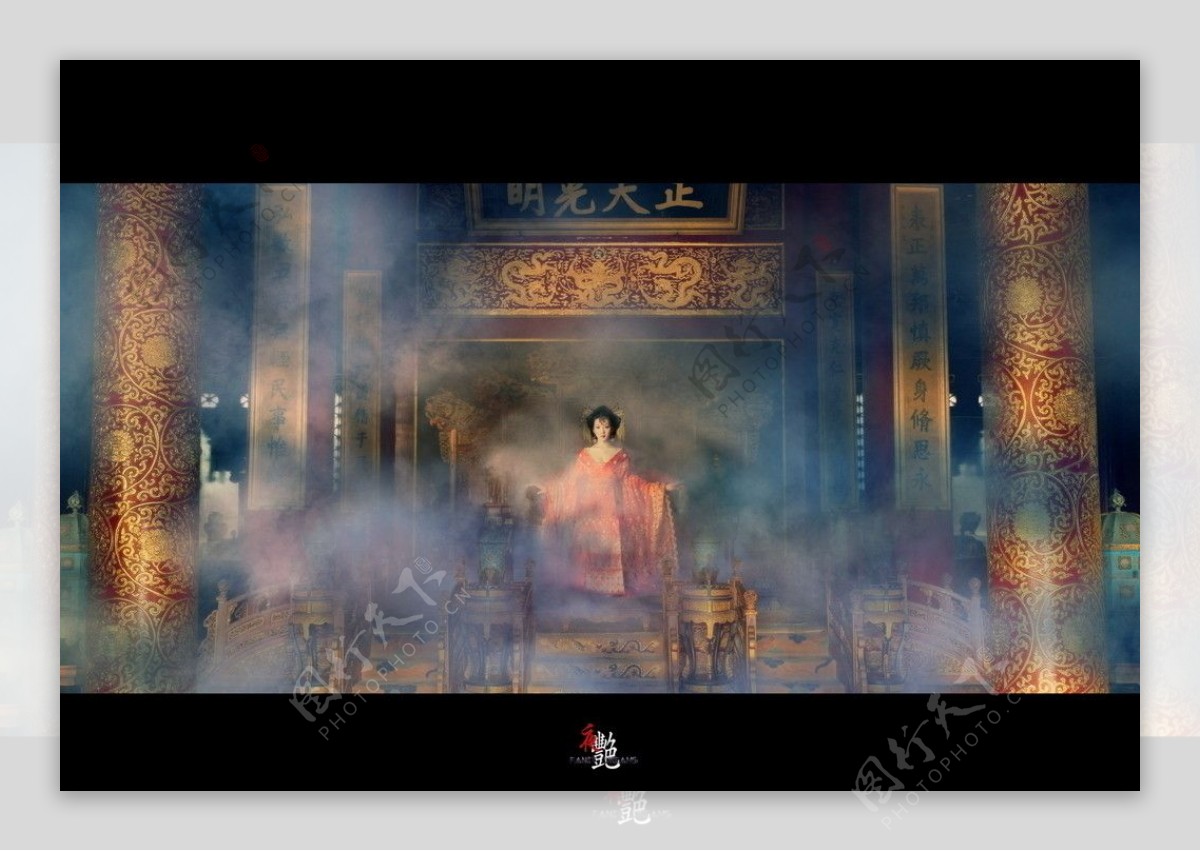 中国古代大殿云雾中的美女图片