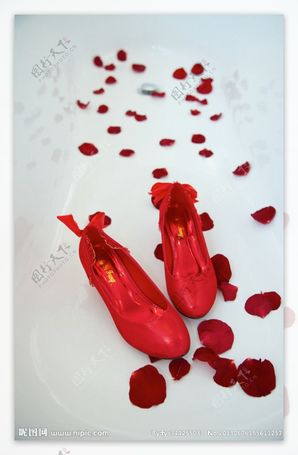 婚礼红鞋图片