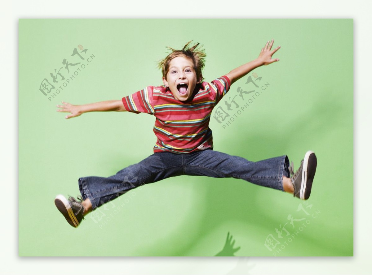 跳跃小男孩图片
