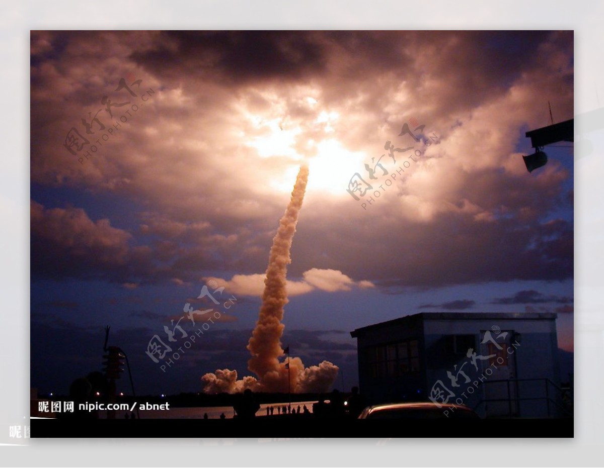 发射火箭景象图片