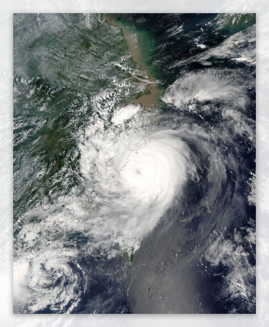 台灣上空的颱風图片
