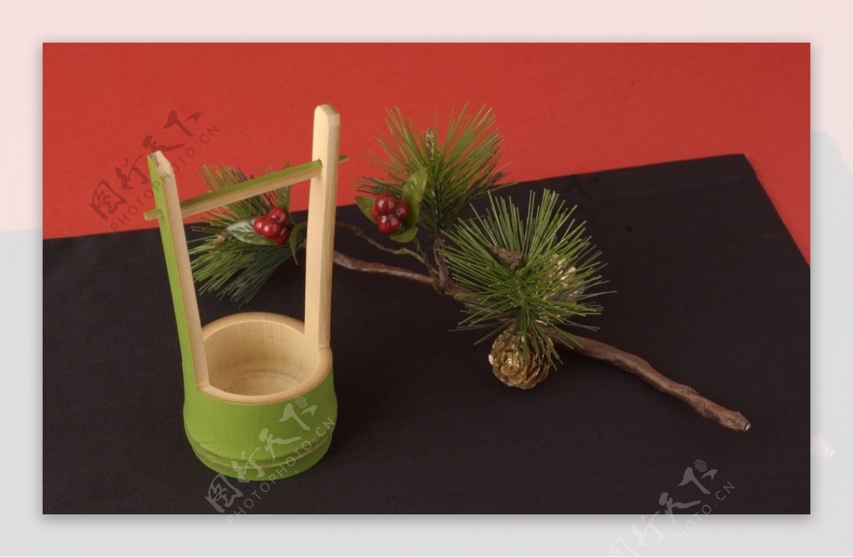 松树枝和小竹筒图片