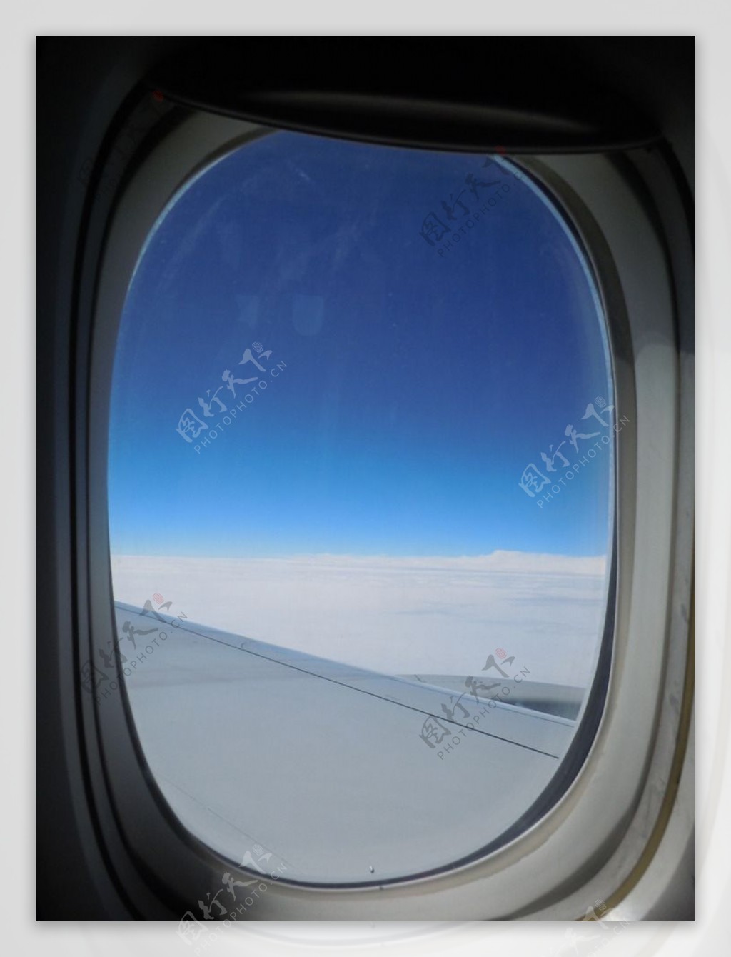 飞机窗外的天空图片
