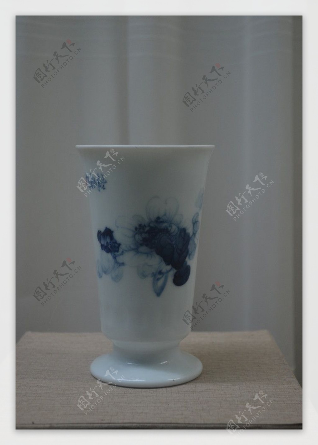 百瓷花瓶图片