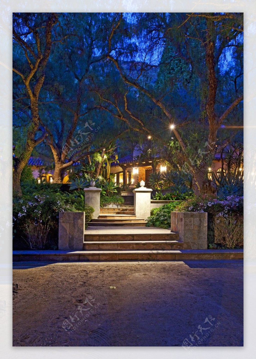 豪华别墅庄园里的走廊灯光夜景图片