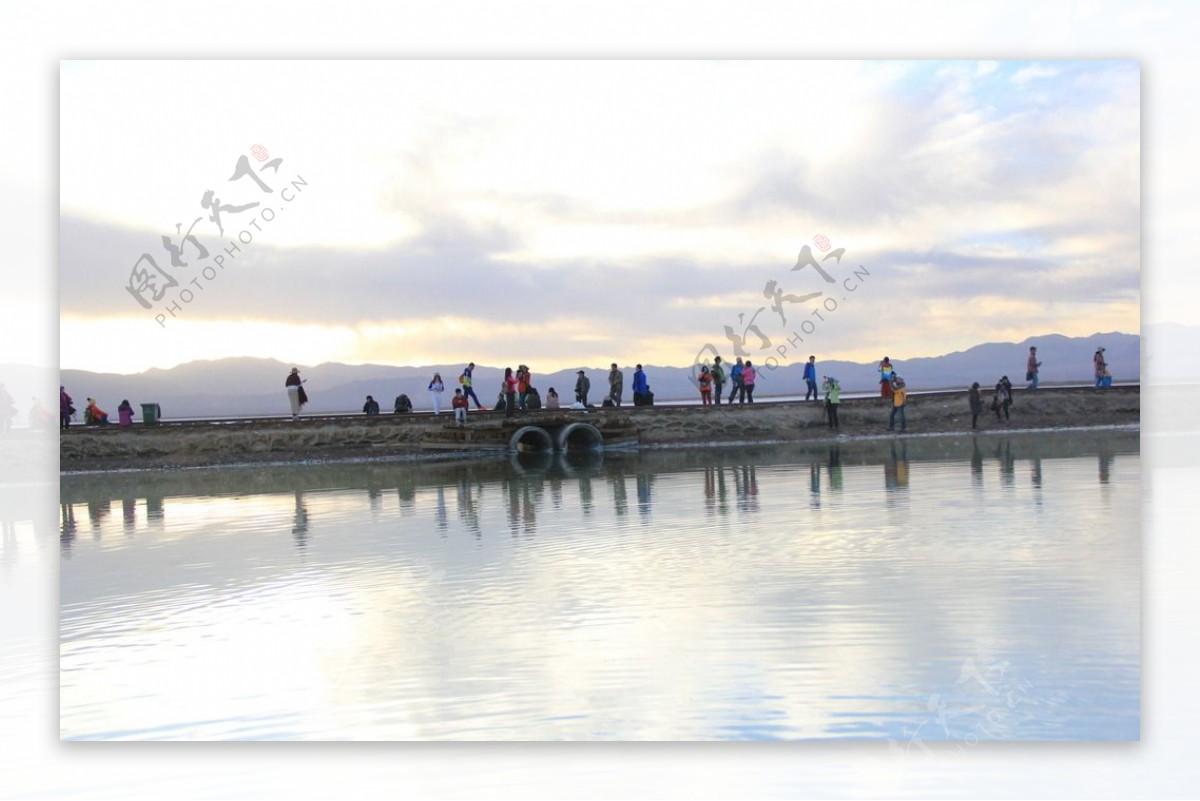 察尔汗盐湖图片