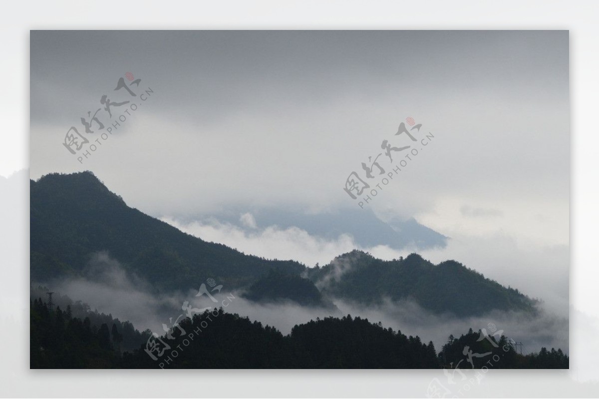 云雾中的井冈山主峰图片