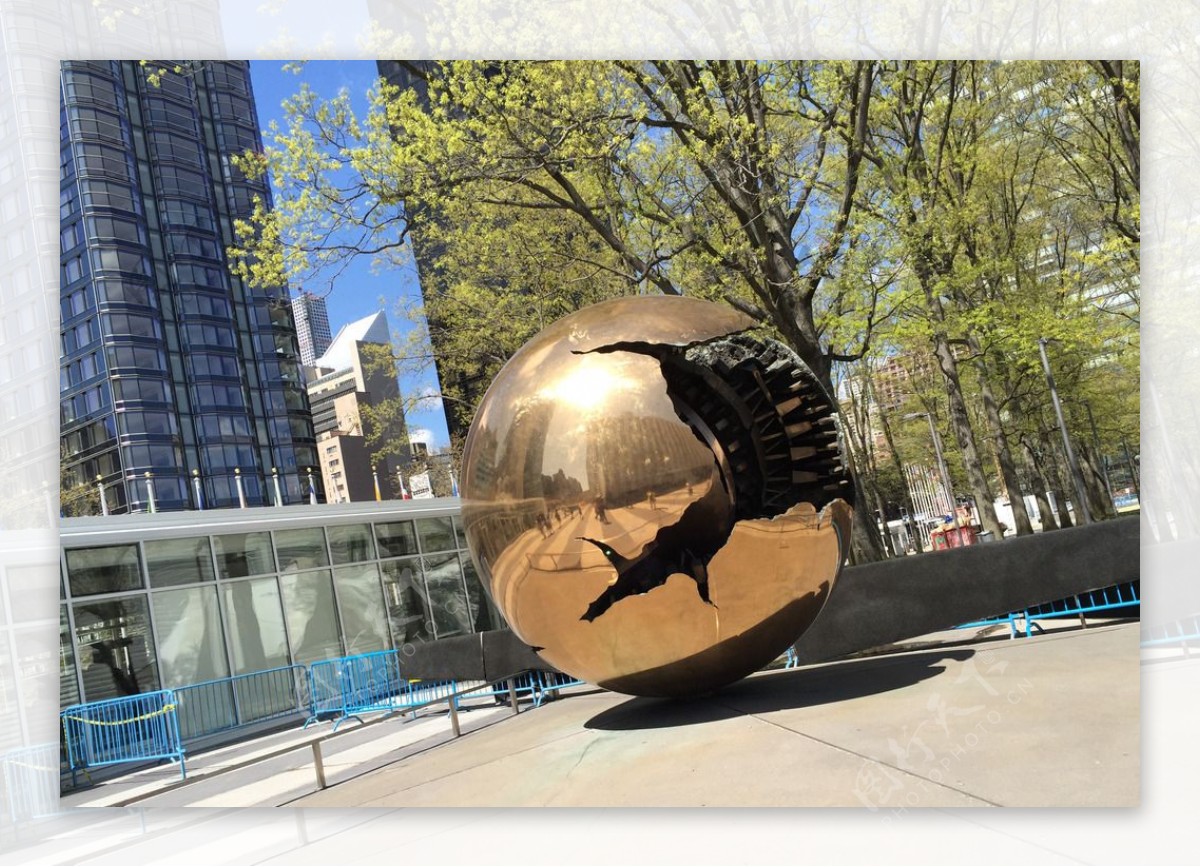 纽约雕塑破碎的地球图片