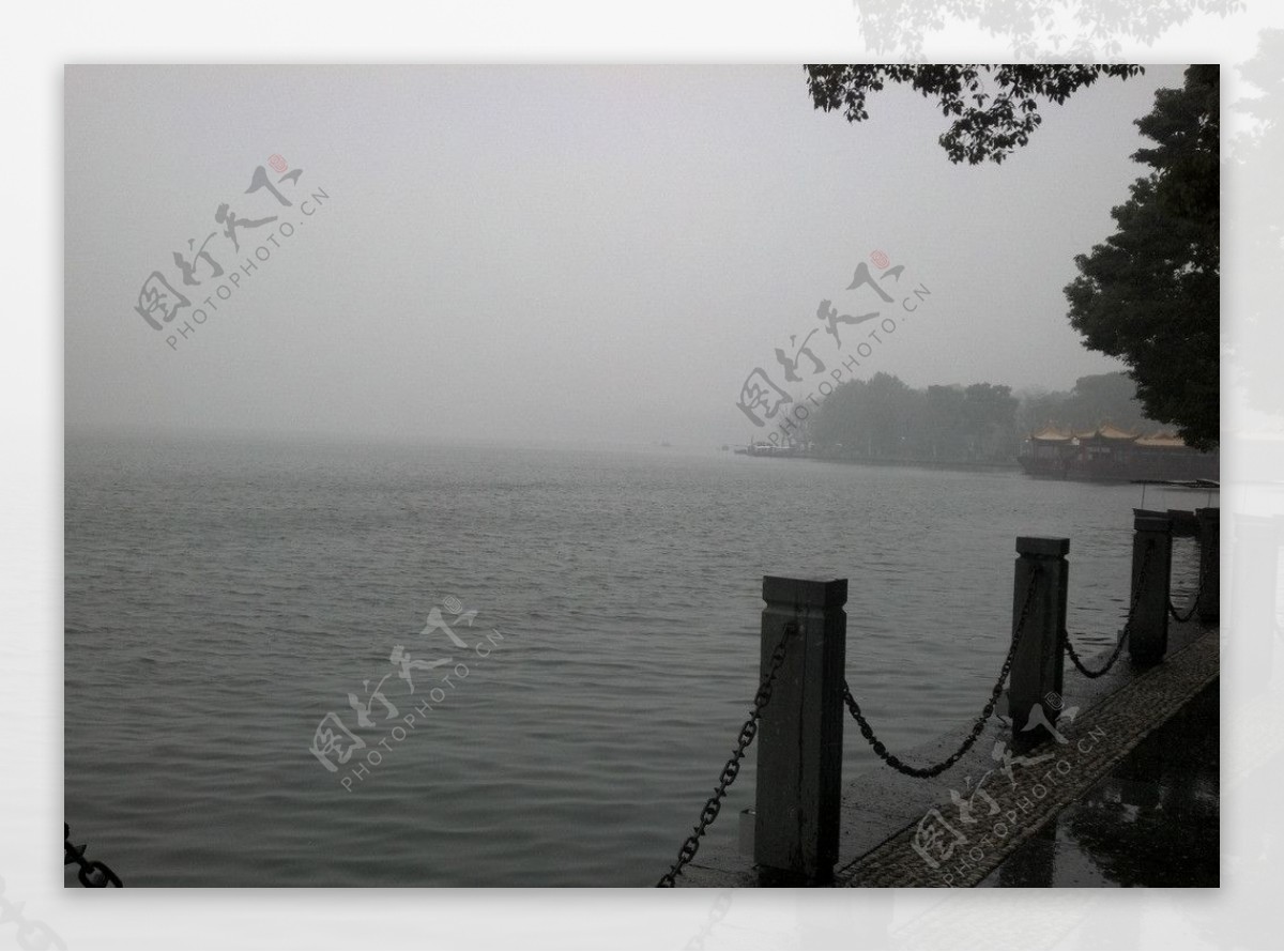 烟雨下的西湖图片