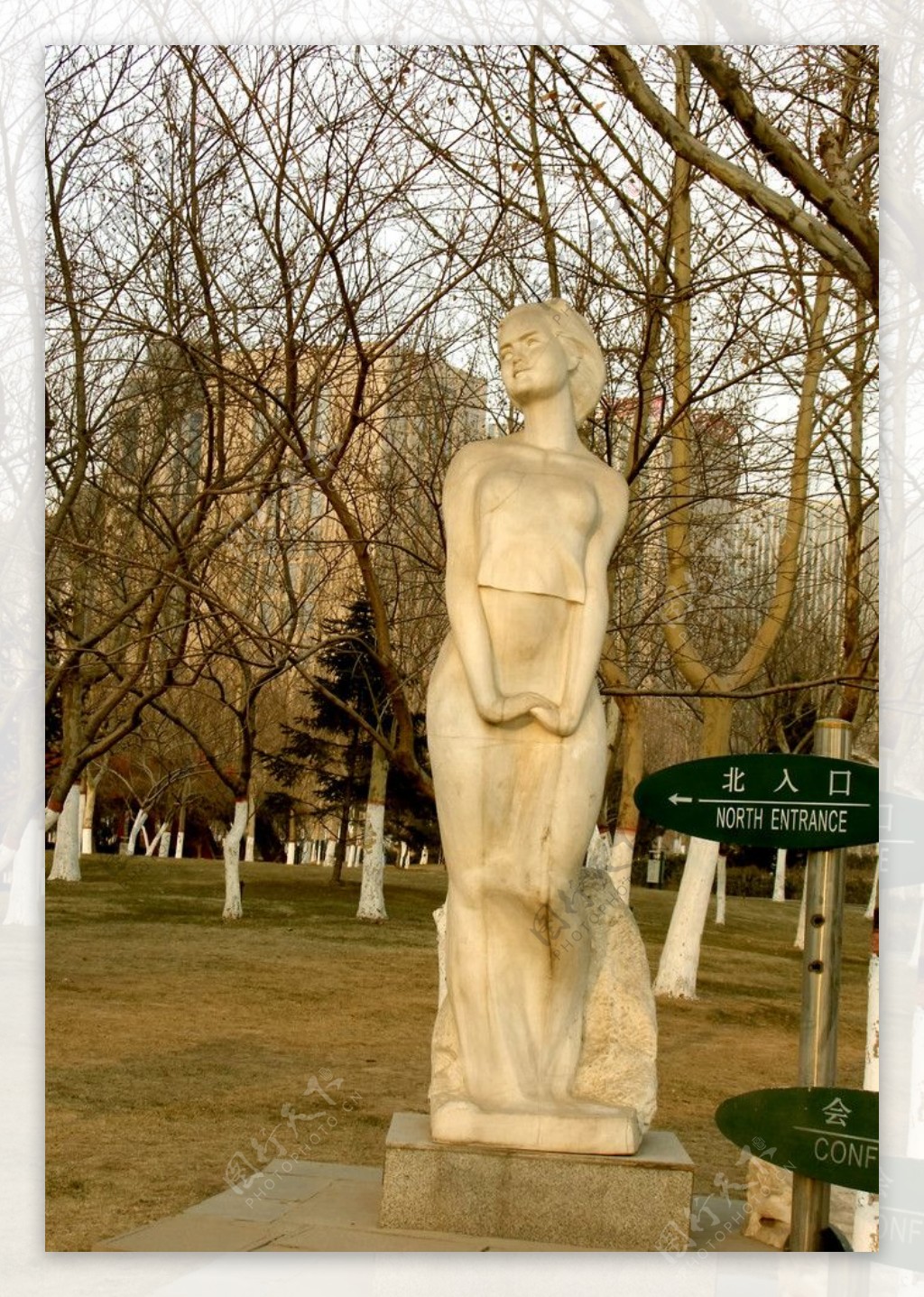 公园女人雕塑图片