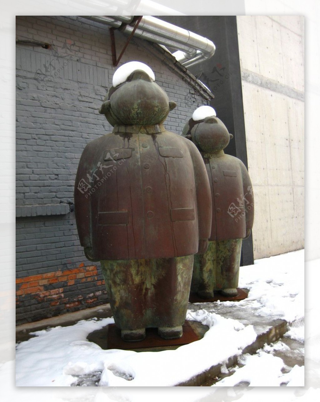 北京798艺术区冬季双人雕塑图片