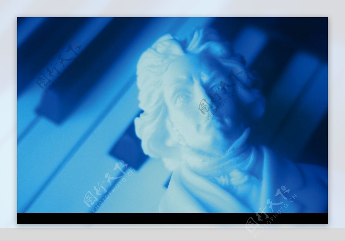 深蓝色调的肖邦石膏头像和钢琴琴键图片