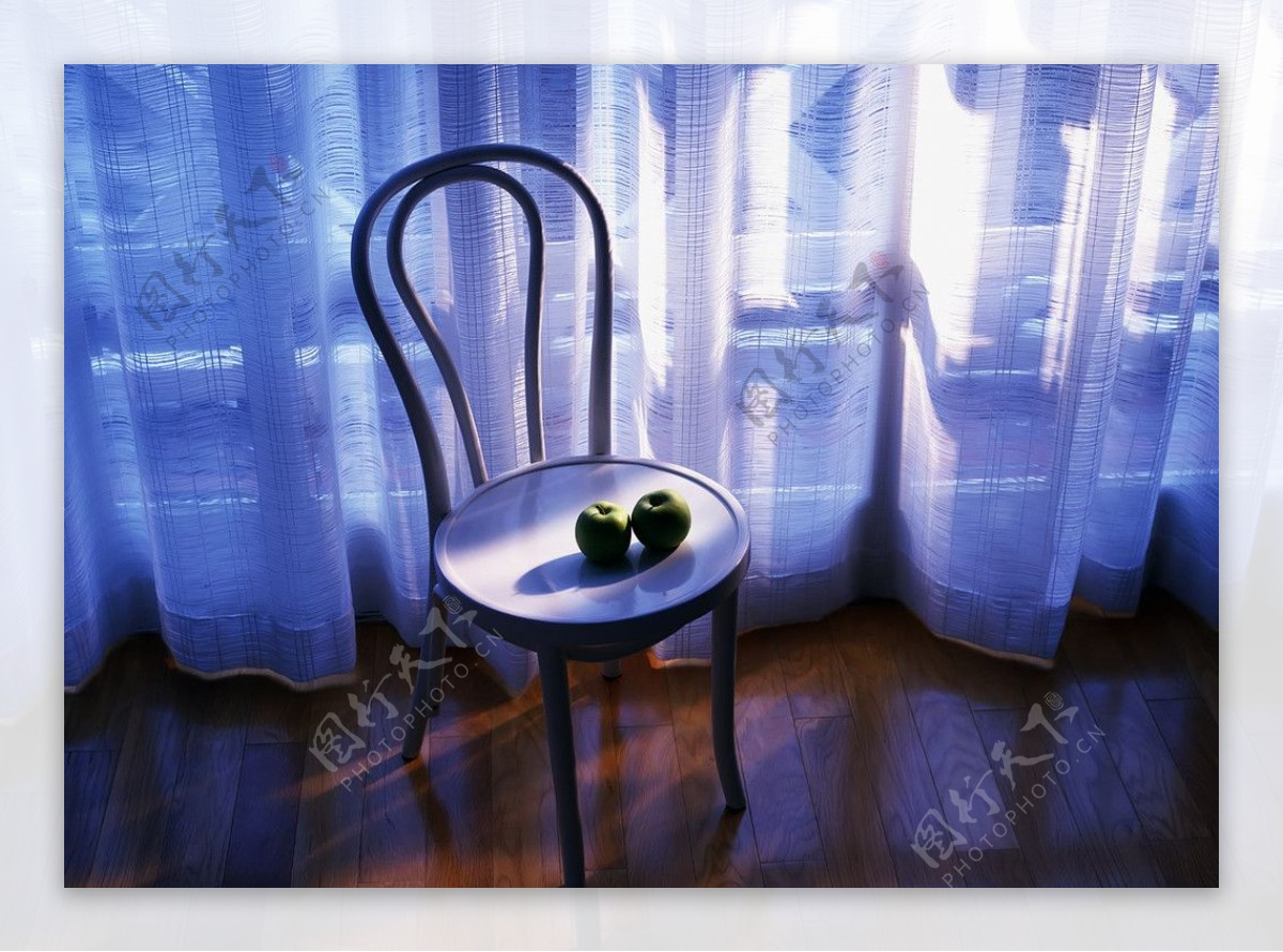 纱窗前的凳子和青苹果图片