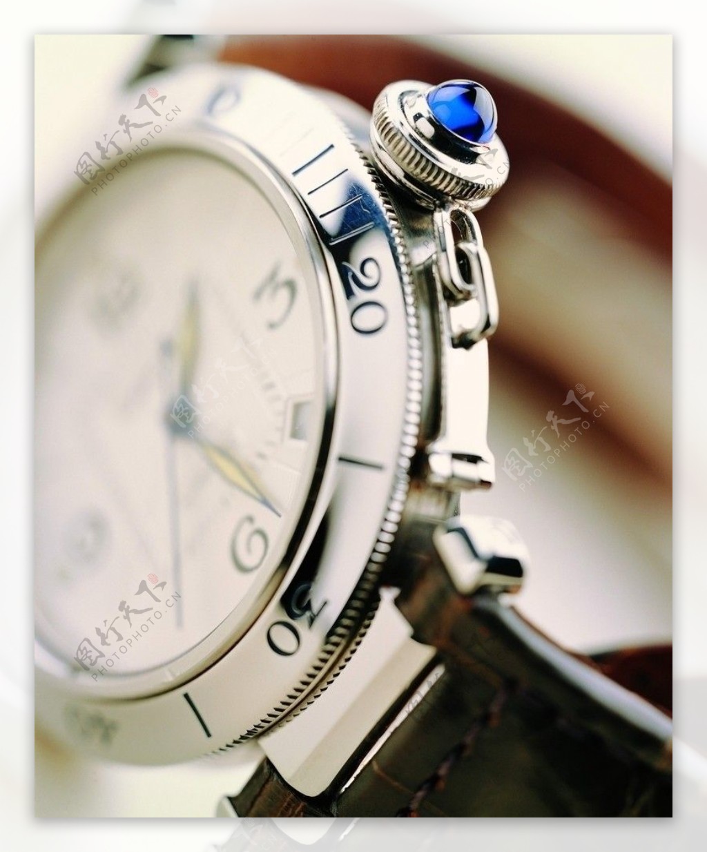 镶兰宝石的手表图片