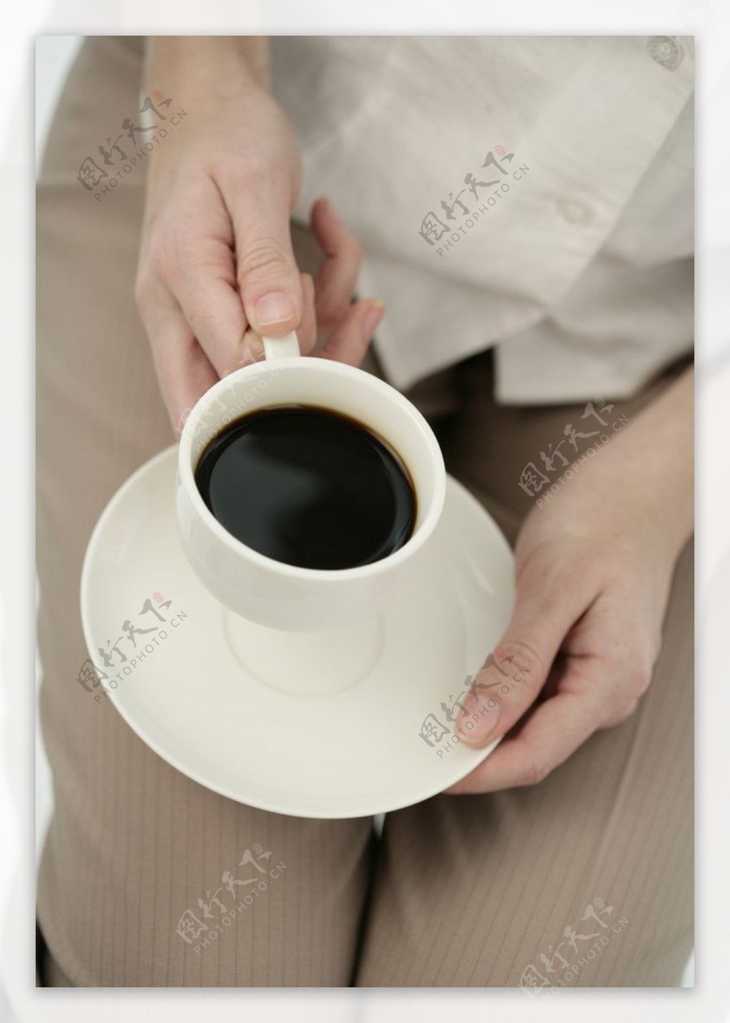 手握咖啡杯图片