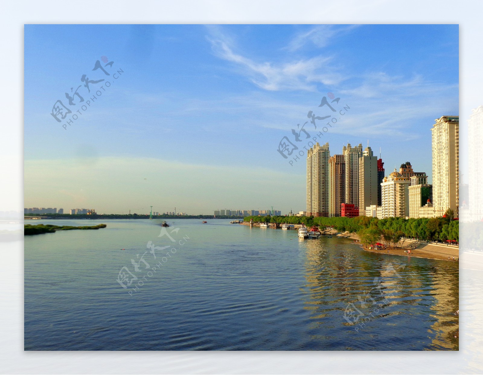 夏日的哈尔滨松花江畔风景图片