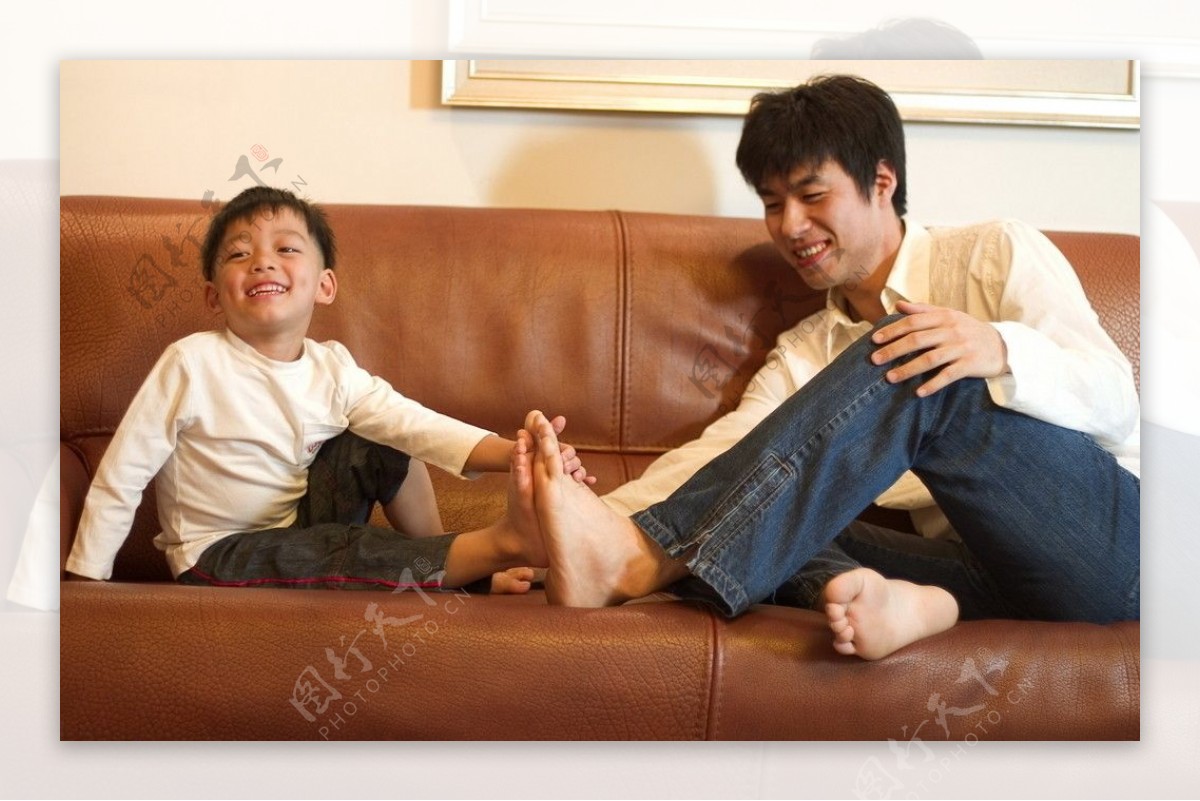 父子俩人在沙发上玩图片