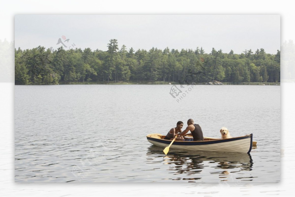 夫妻划船图片