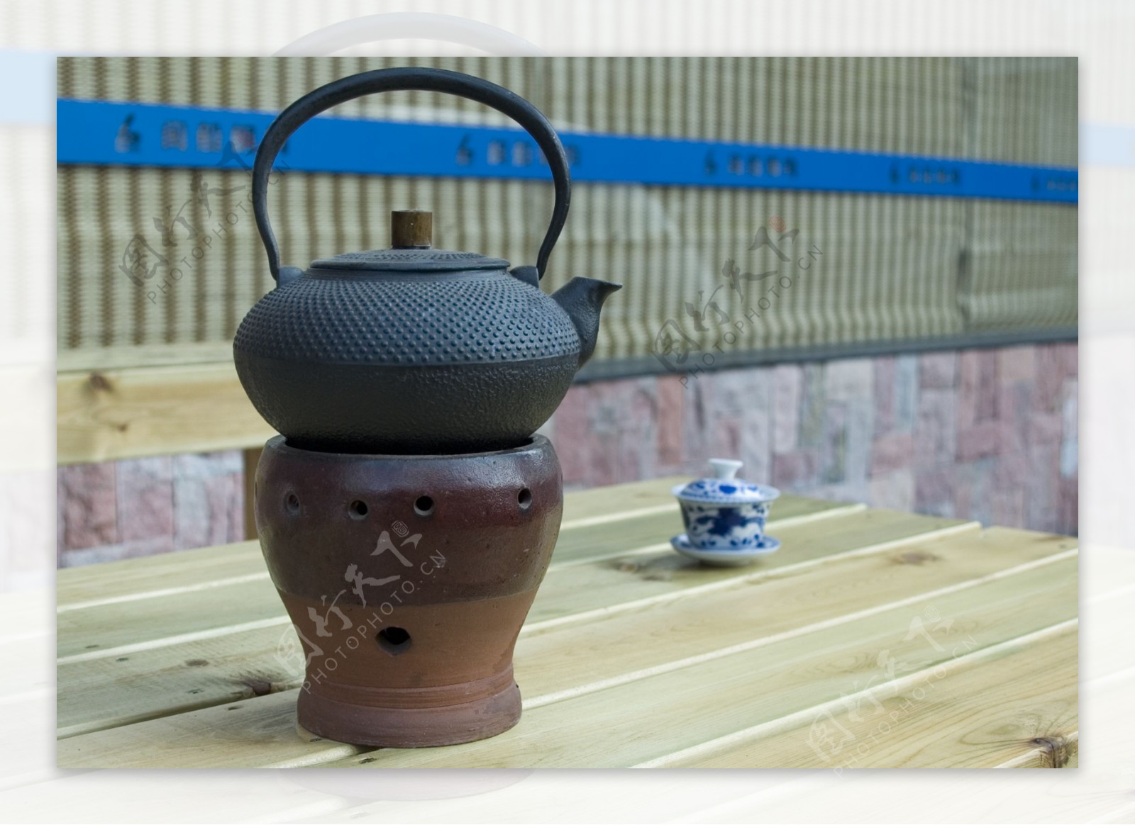 茶炉上的茶壶与茶杯图片