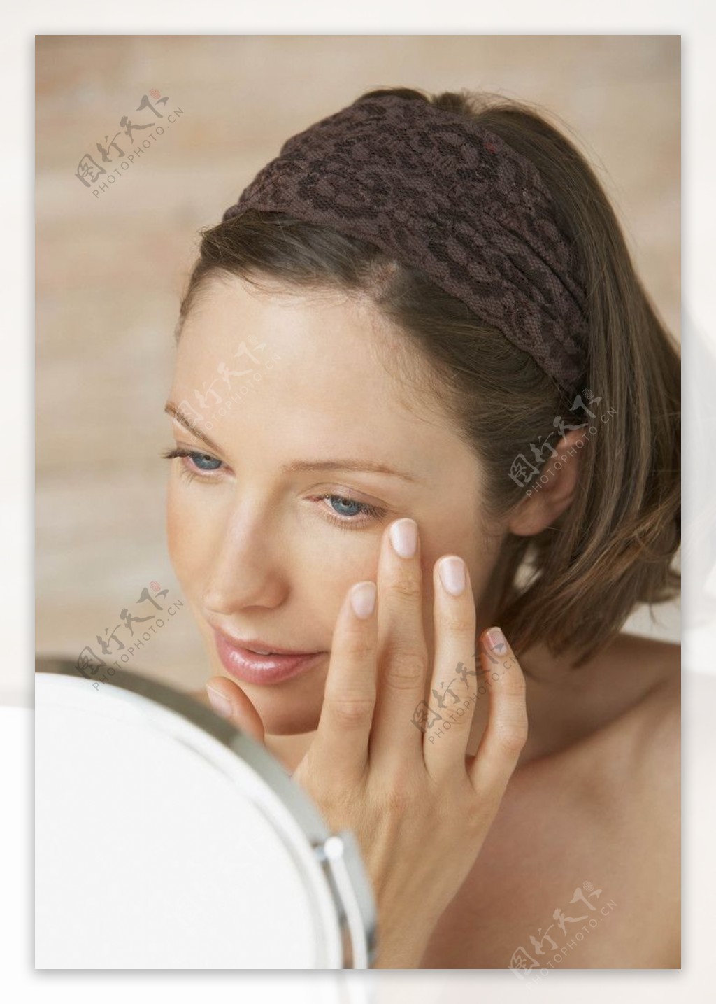 照镜子的女人图片