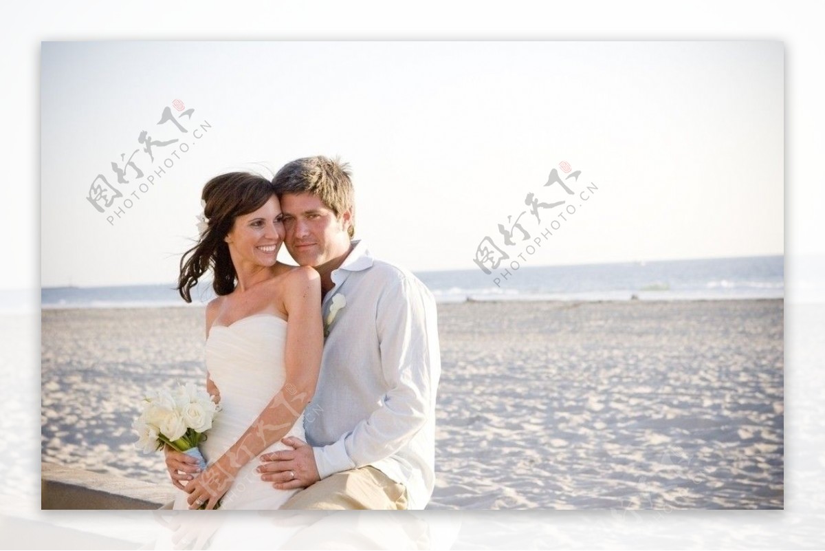 婚礼沙滩情侣婚纱拥抱甜蜜偎依幸福图片
