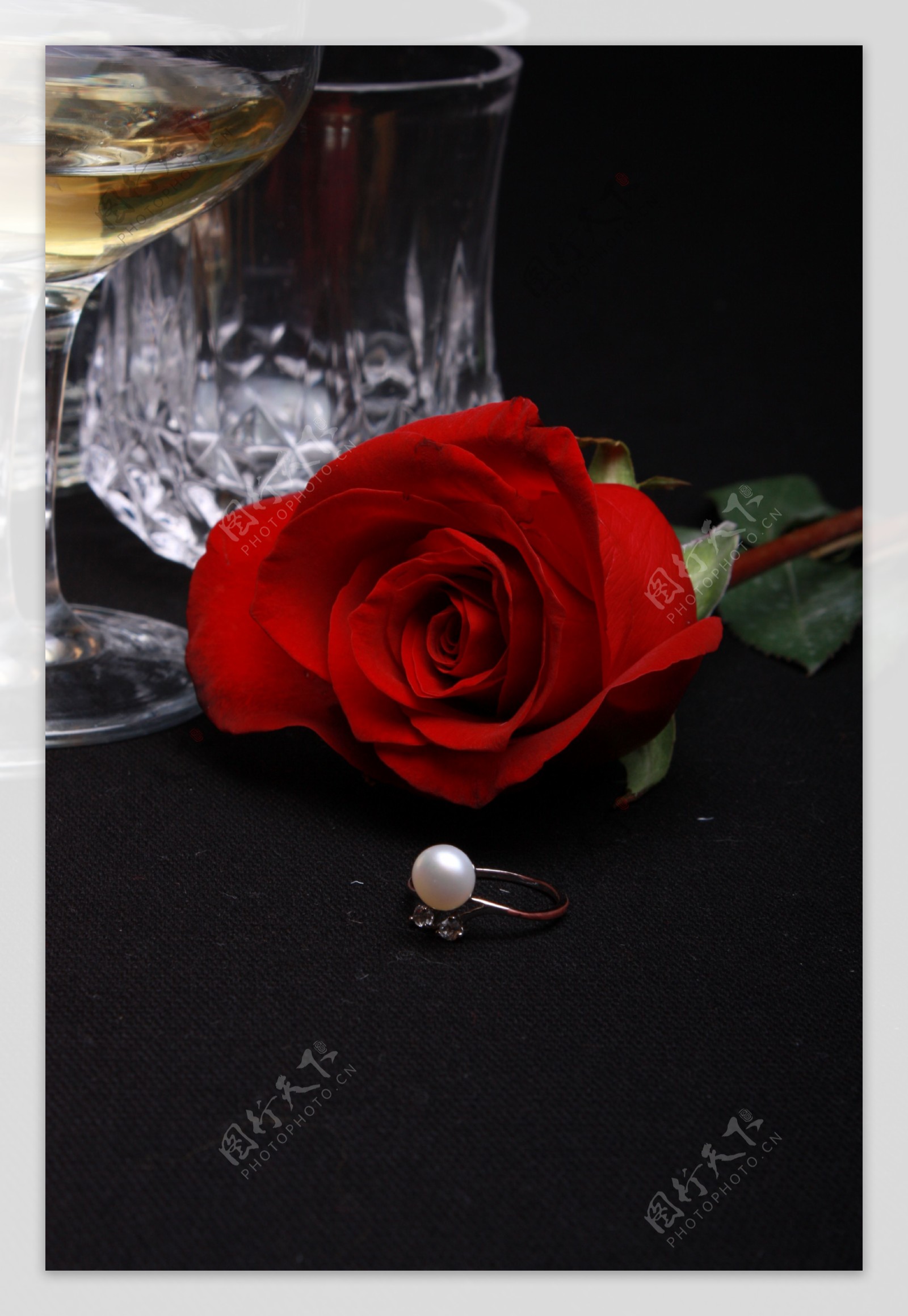 红玫瑰和戒指图片